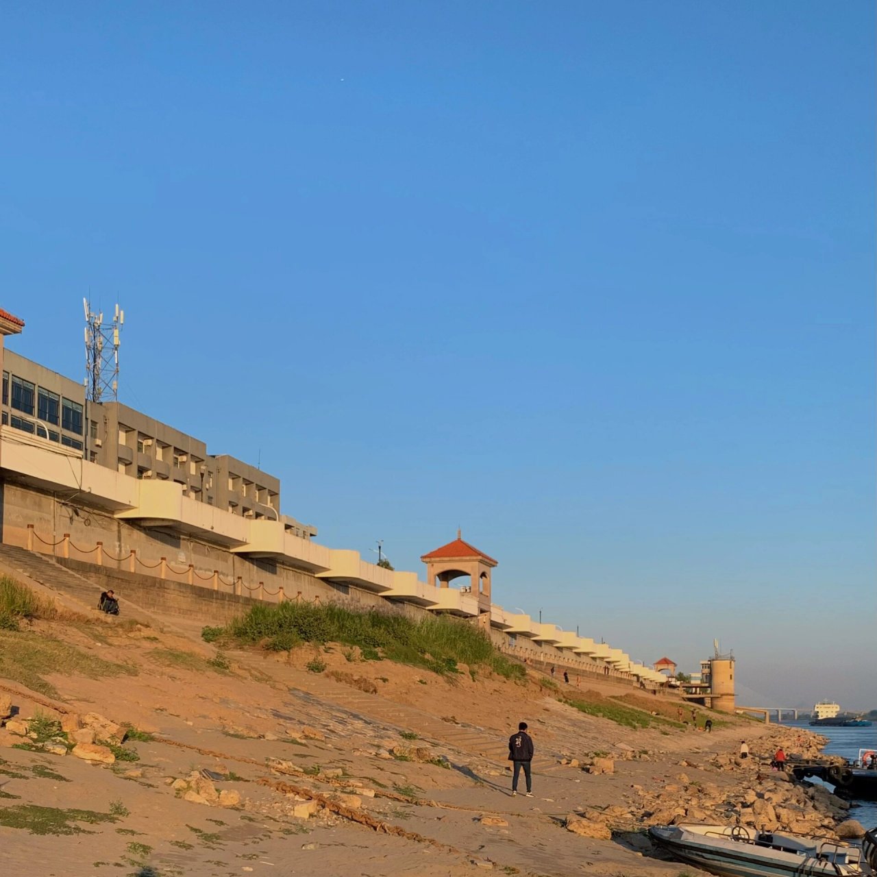 去安庆的江边走一走 每次来安庆 都会去江边走走 现在江水退了不少