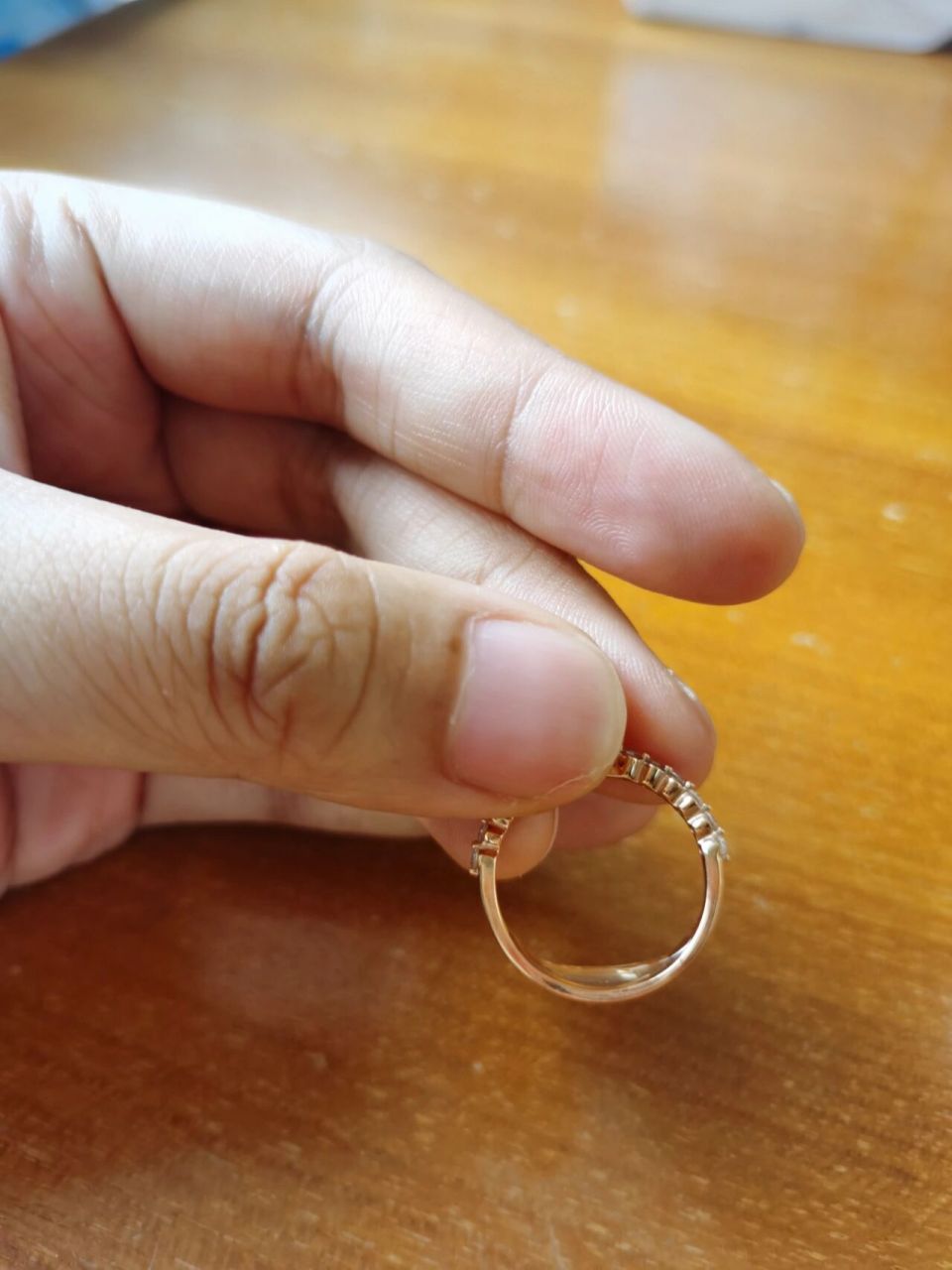 戒圈大了怎么办 教你一个小妙招 这个戒指大了一个号 又不想改了 用市