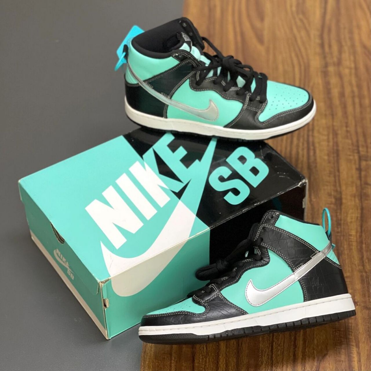 这双钻石联名sb dunk high蒂芙尼蓝,即便七年后的今天来看,依然是光彩