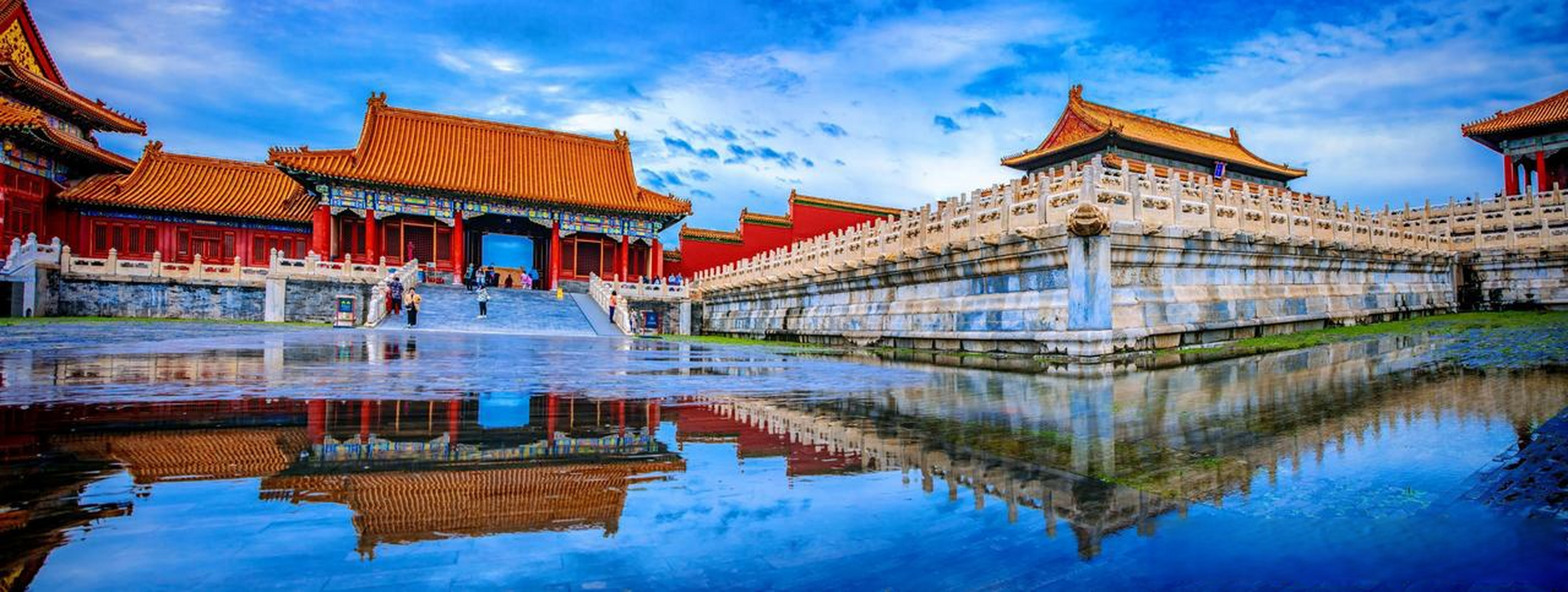 照片拍摄于故宫的雨景,孩子在宫殿内奔跑,天真而烂漫.