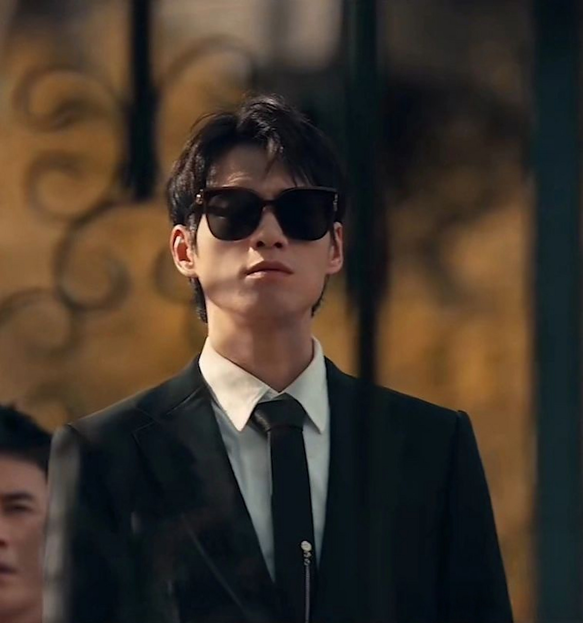 #网友让魏大勋去全员加速中当猎人##猎人版孟宴臣#穿西装戴墨镜的魏大