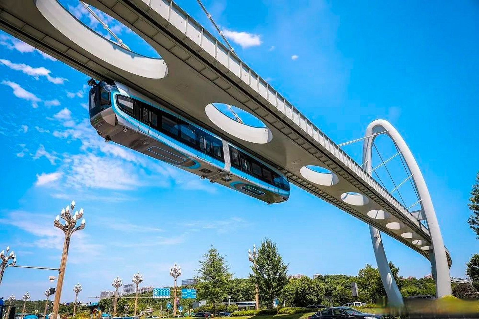 【国内首条开通运营的空中列车】26日上午10时,武汉光谷空轨旅游线