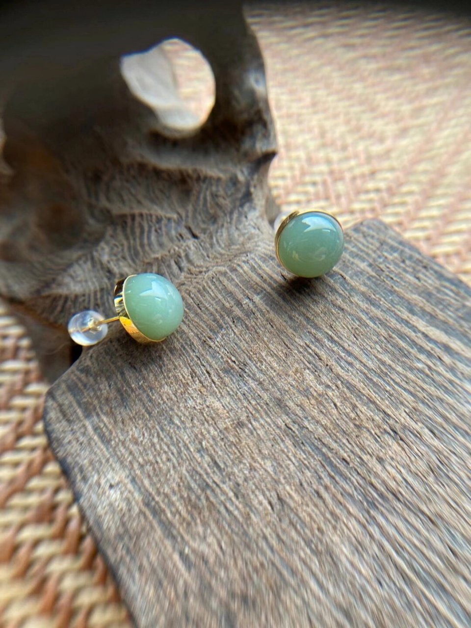 碧玉粉青耳钉 俄料碧玉无结构粉青耳钉   镶嵌18k金,经典百搭!