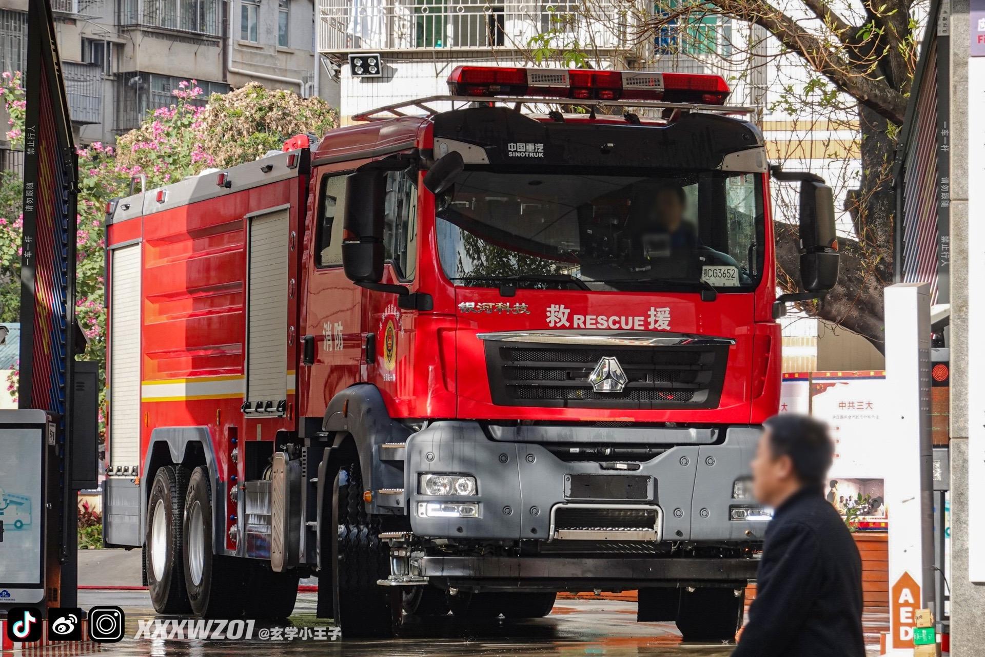 深圳消防全新一代红色战车—汕德卡消防车.