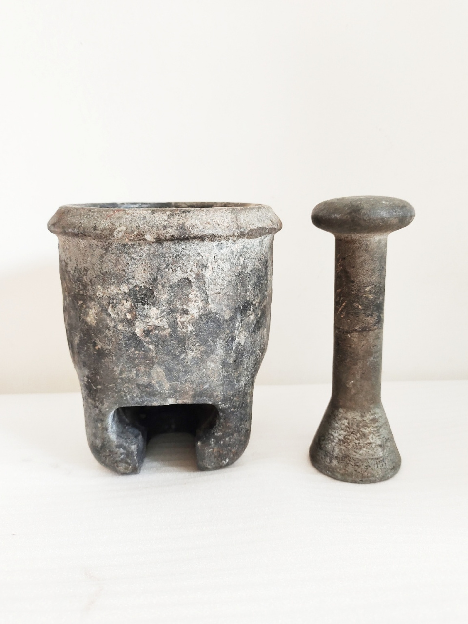 过去常备物品-捣药罐 捣药罐也称叫药臼旧时家庭或是药房的传统工具