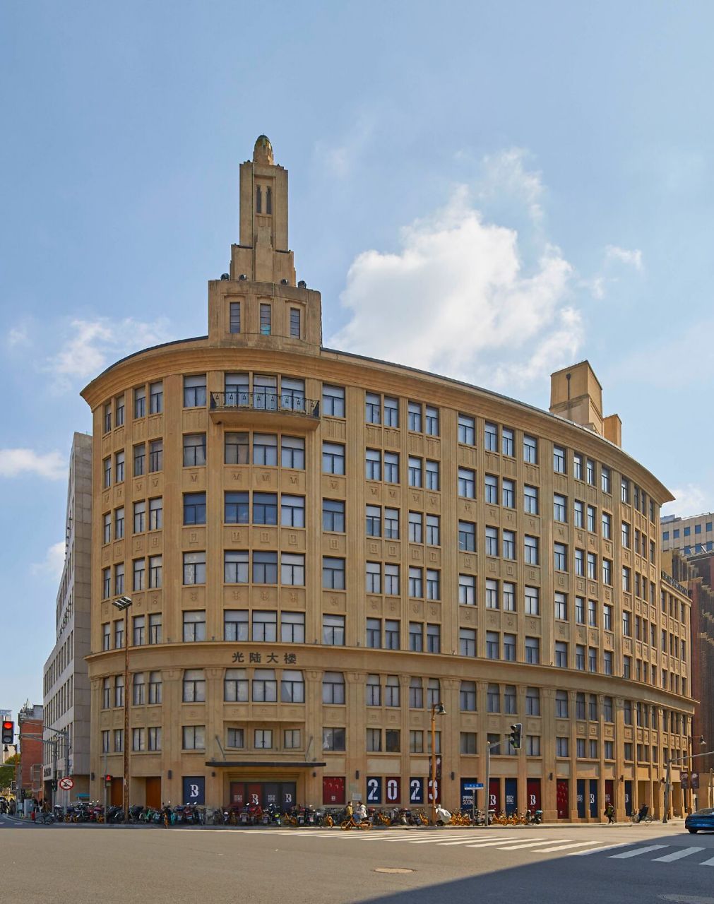 光陆大楼修缮前后 光陆大楼原为光陆大戏院,1925年由斯文洋行投资