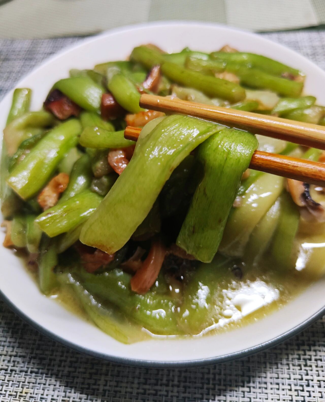 鲜炒芋头梗 小伙伴都说常见腌制的芋头梗 却基本不知道新鲜的芋头梗也