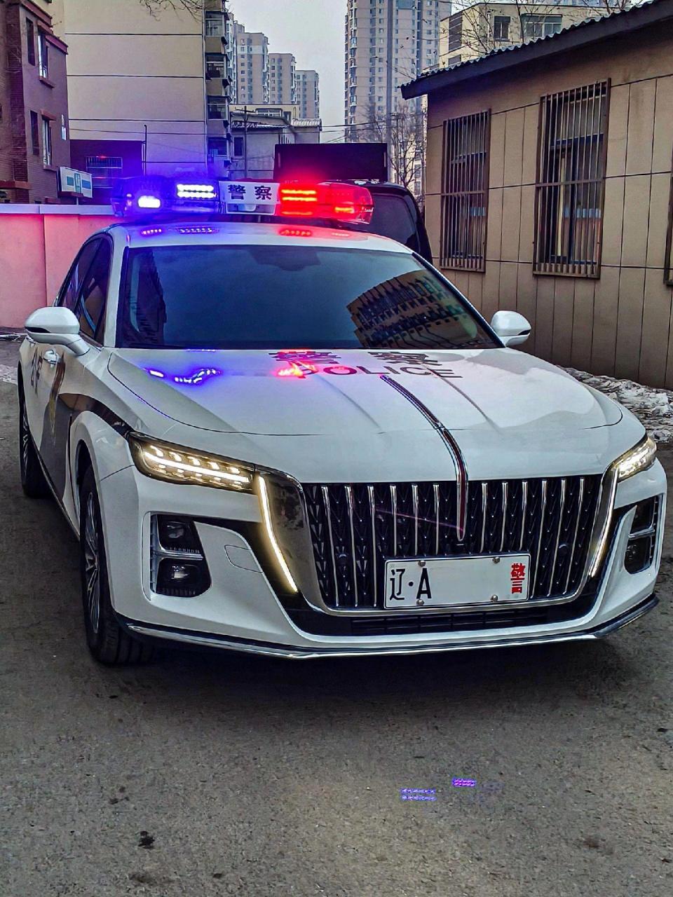 红旗h5警车91.红旗h5警车,气势磅礴,给你十足安全感