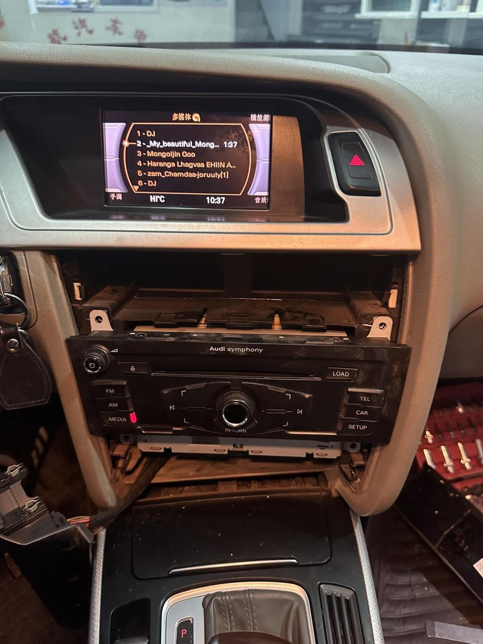 奥迪a4l 六碟多媒体cd机不工作维修ok