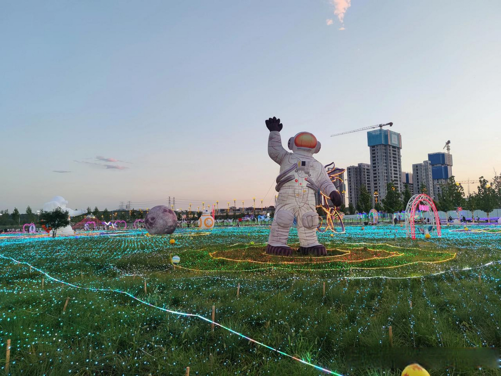 今天去西安西咸新区泾河新城的泾河花海彩灯大世界逛了逛,门票19.