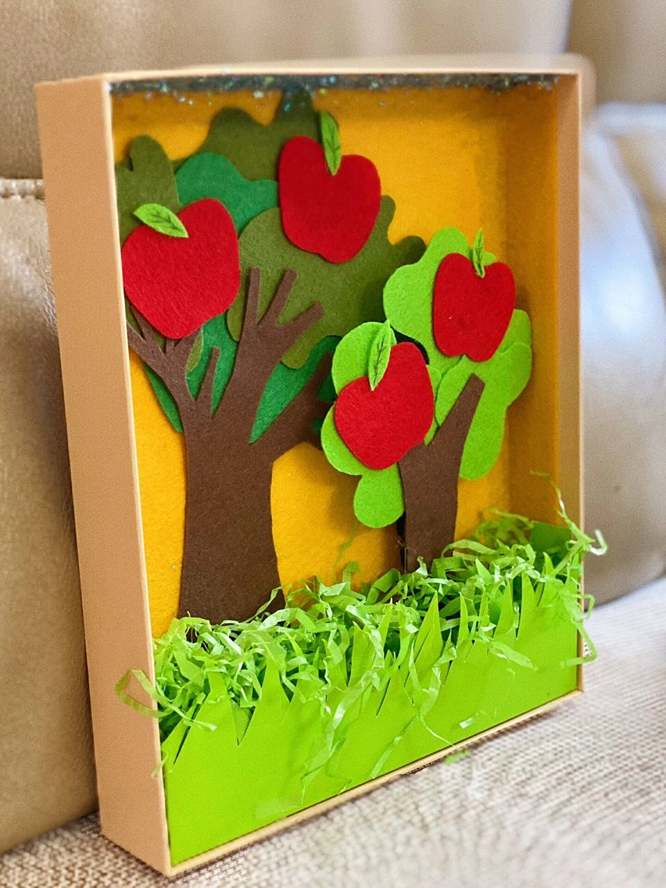 幼儿园手工作业|家庭树 材料:鞋盒盖子,无纺布,卡纸,碎纸 平平无奇简