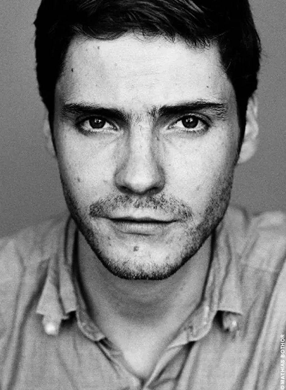 丹尼尔·布鲁赫将在disney 新剧《凯撒卡尔》中饰演著名服装设计师"