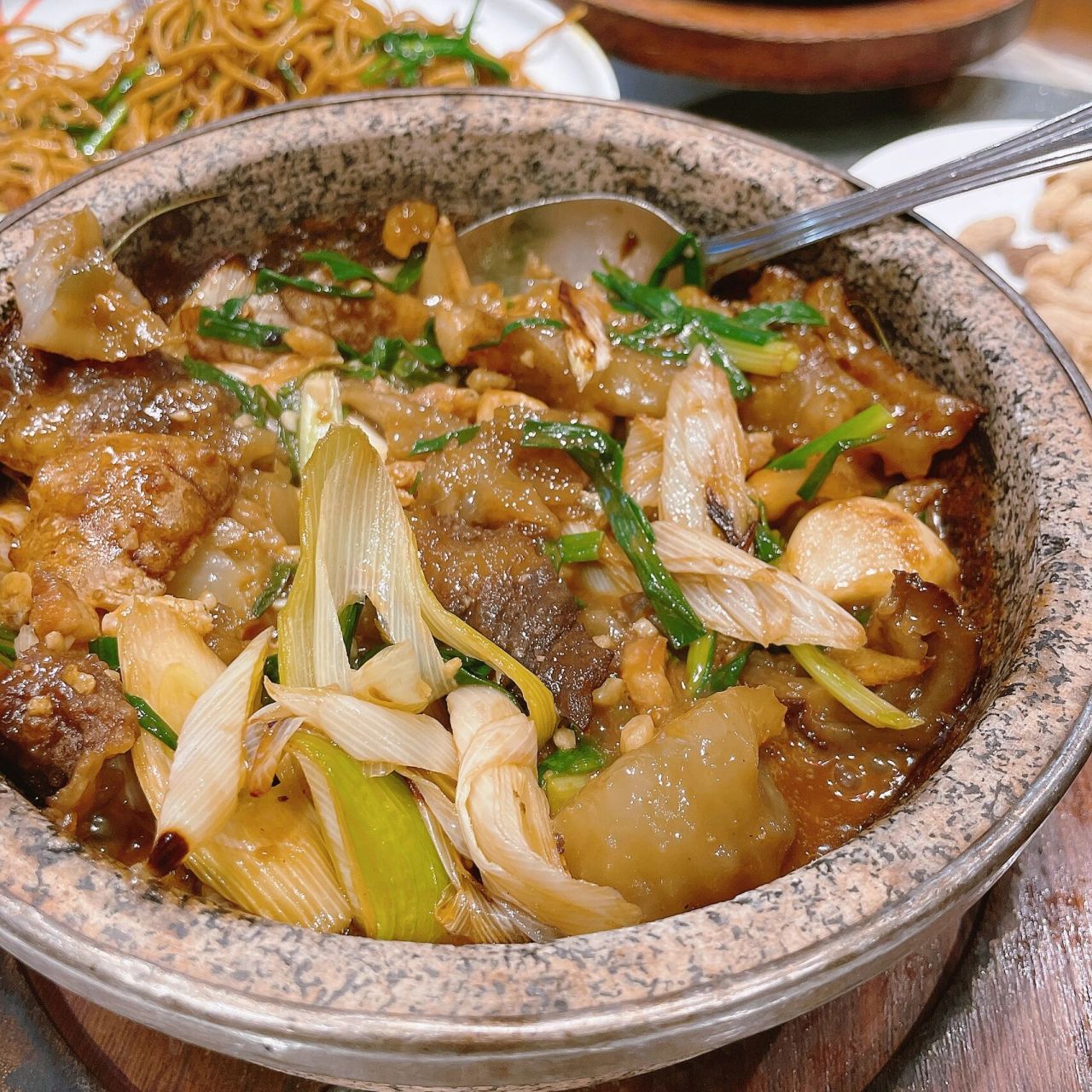 前段时间有外地朋友过来梅州玩,带他们去吃正宗的客家菜馆,朋友连着吃