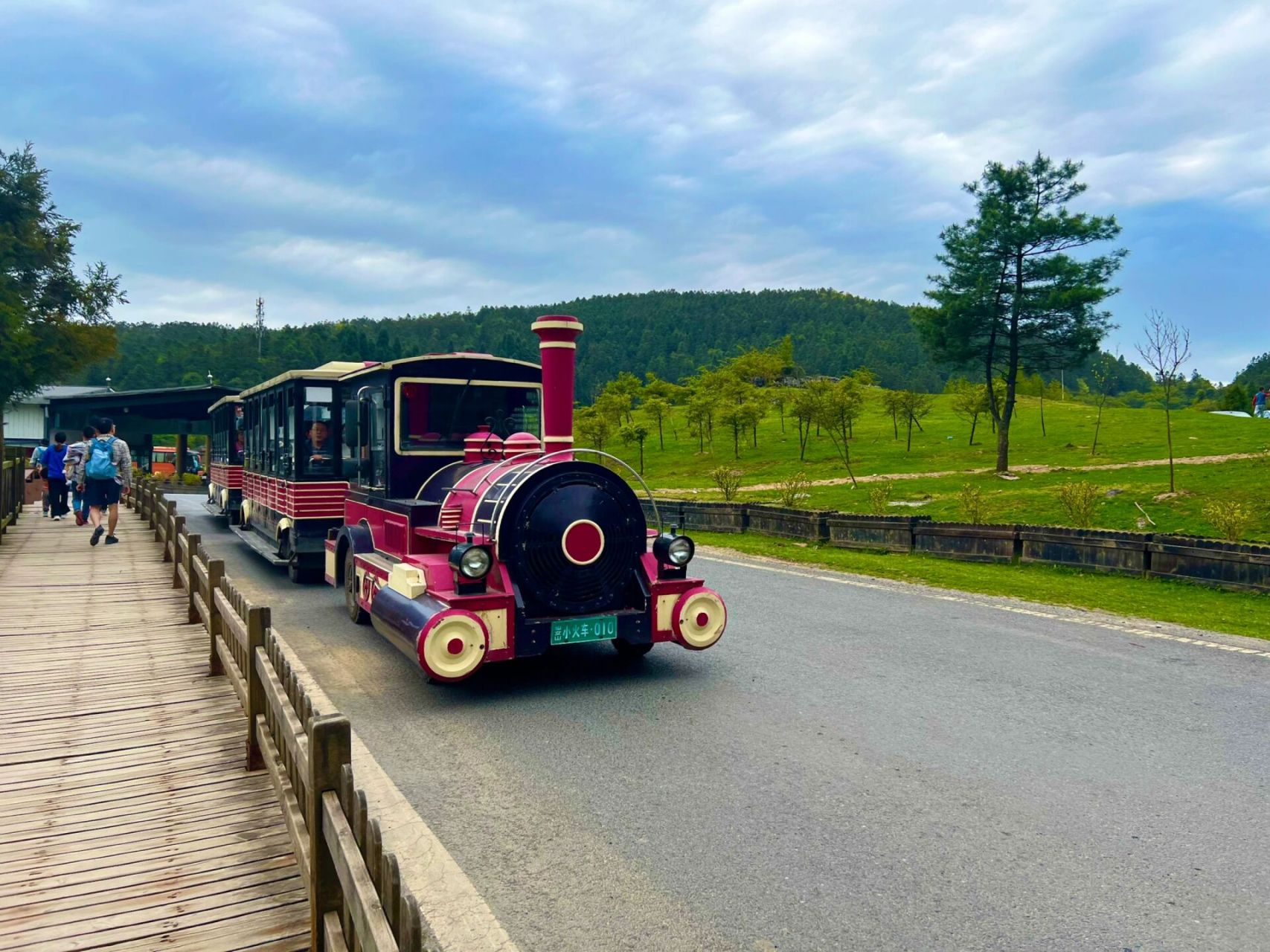 重庆周边的大草原 武隆仙女山大草原 绿色象征着生机活力,趁假期抓住