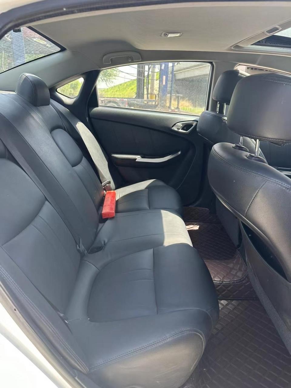 新到15年纳智捷s5,自动挡白车黑内,车况巅峰,特价一万多