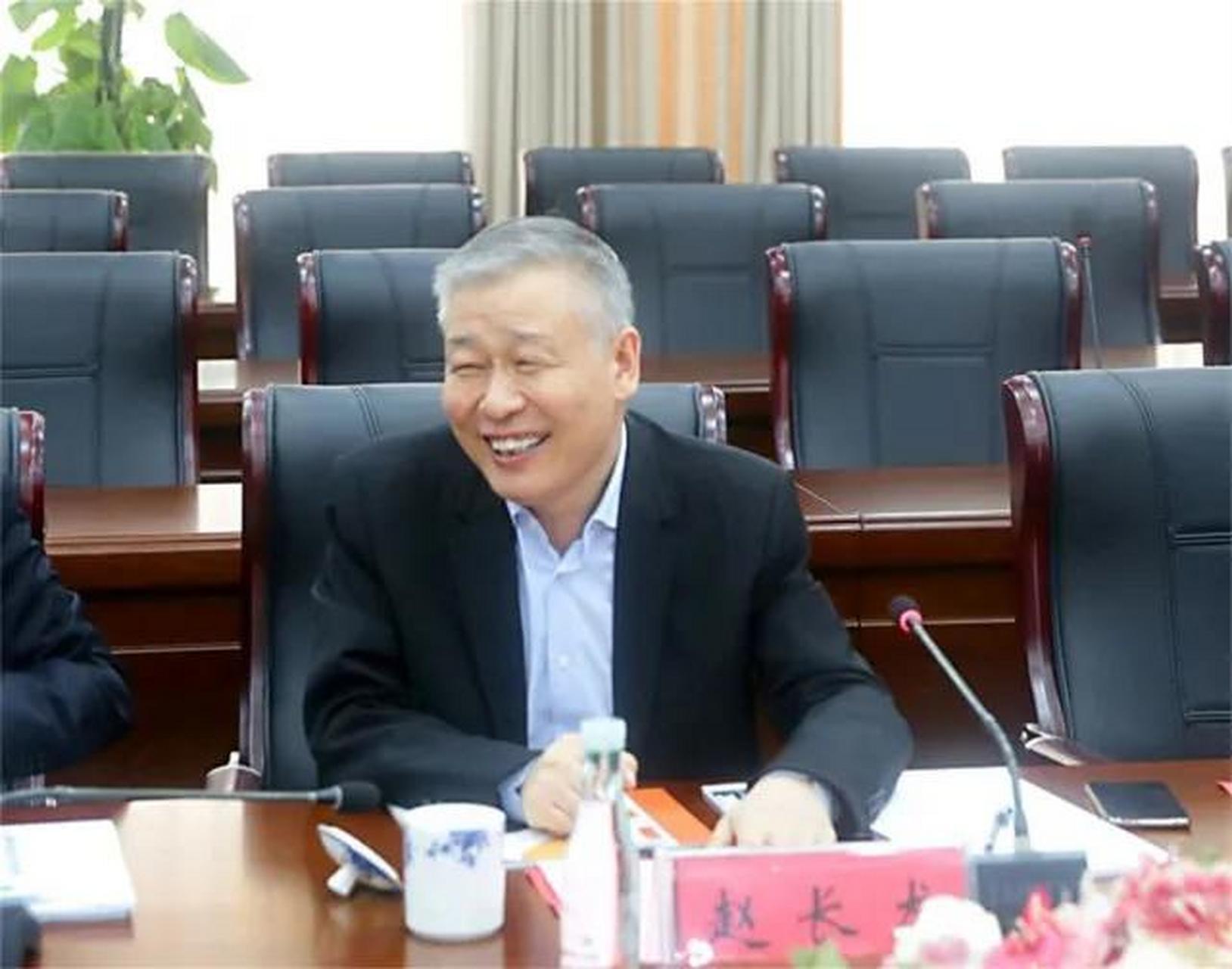 恒大集团新董事长赵长龙上任,赵长龙1964年出生于河南南阳市,拥有丰富