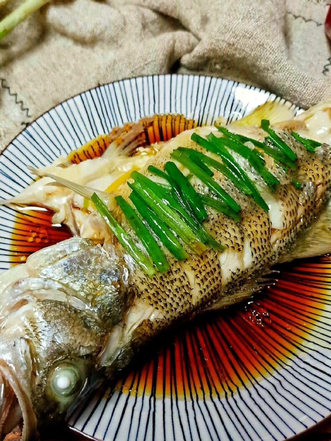 鲈鱼营养丰富,刺少,非常适合老人小孩食用.