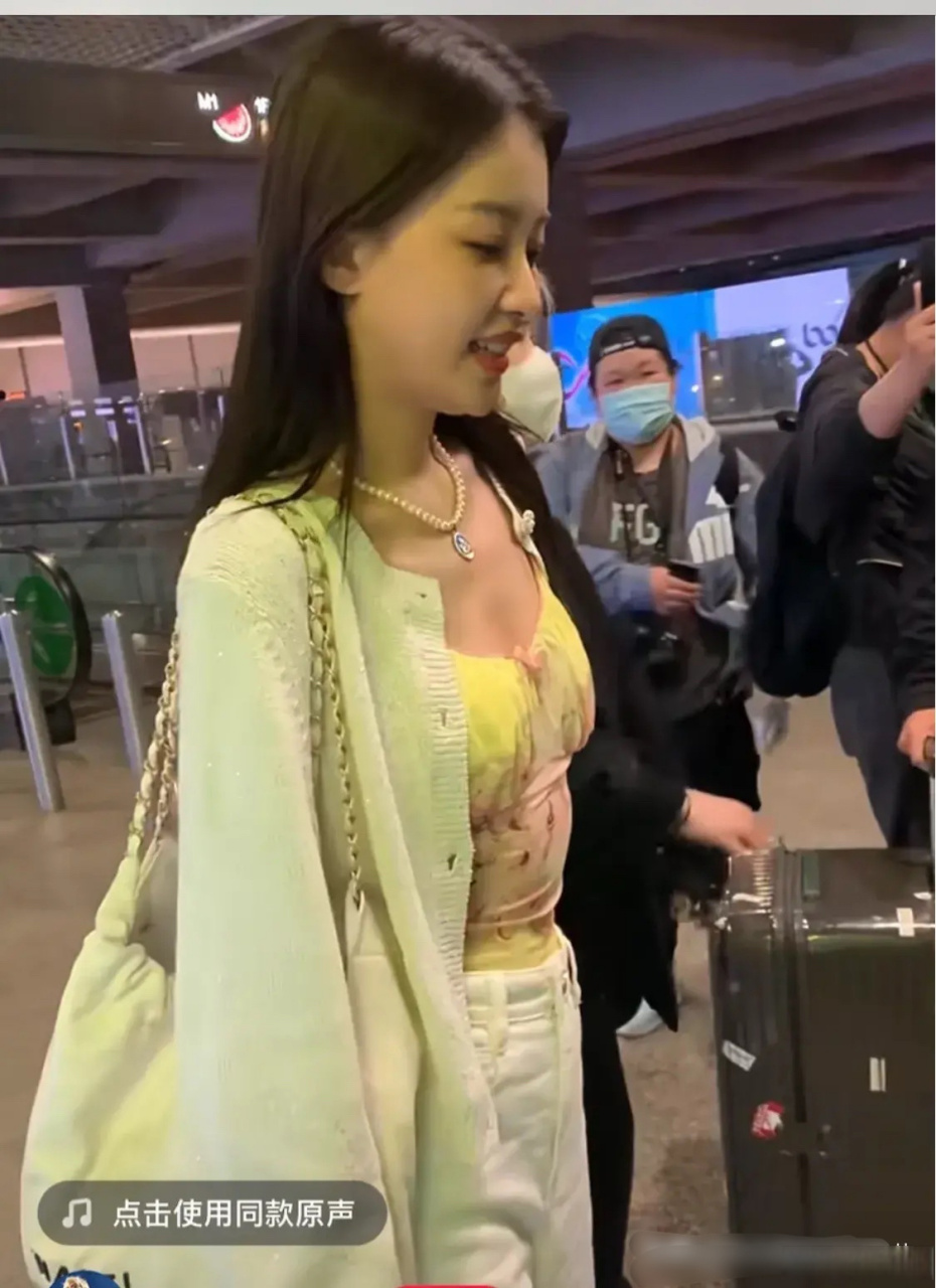孙怡不是离婚了吗? 肚子这是什么鬼! 期间还频频用手捂肚子.