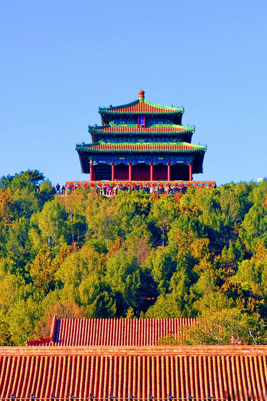 景山公园万春亭,是北京南北建筑中轴线的基点,可以环视北京城.