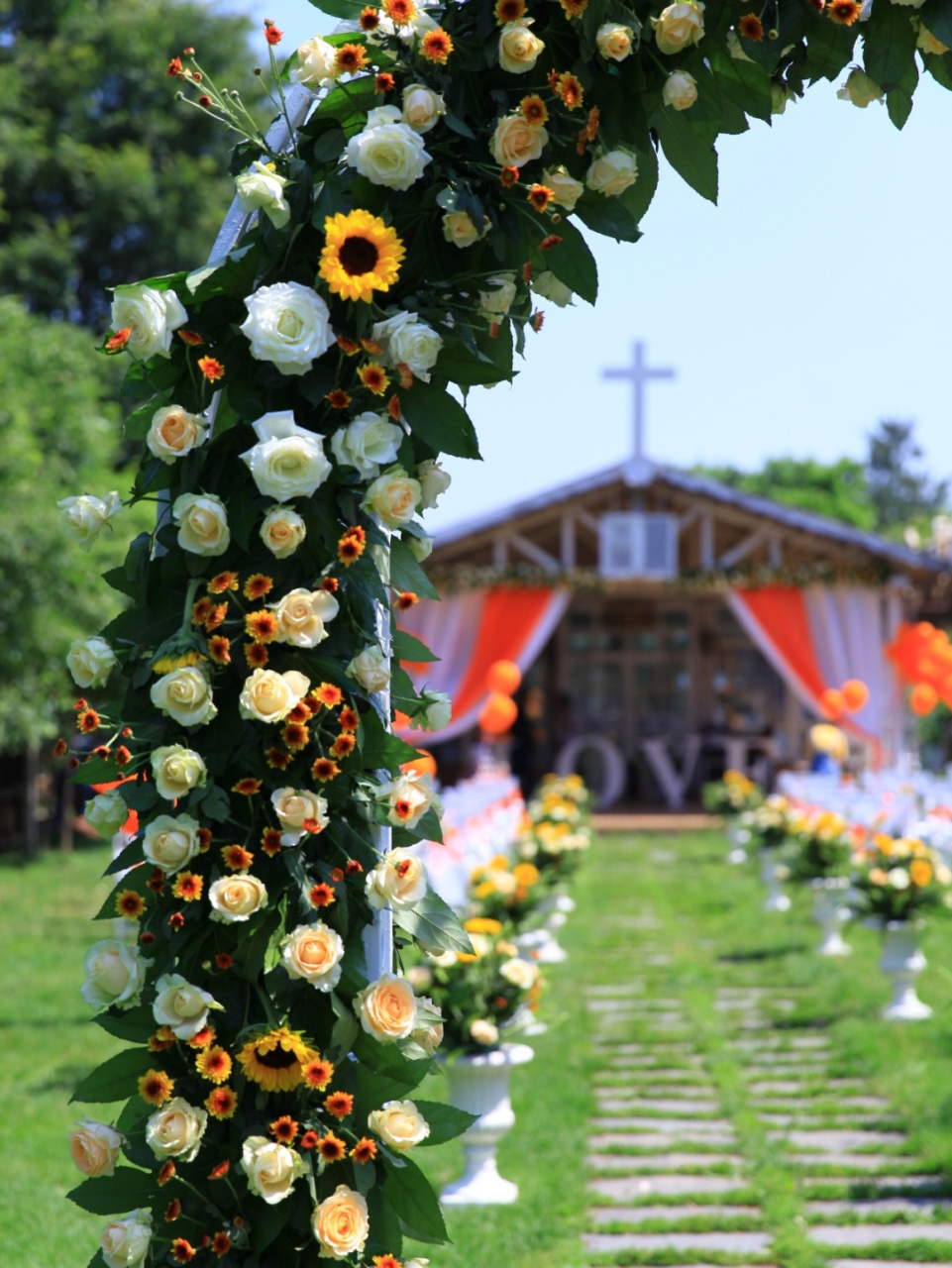 体验一次"爱丽丝梦游仙境" 偶遇草坪婚礼 感谢朋友带我参观教堂婚礼