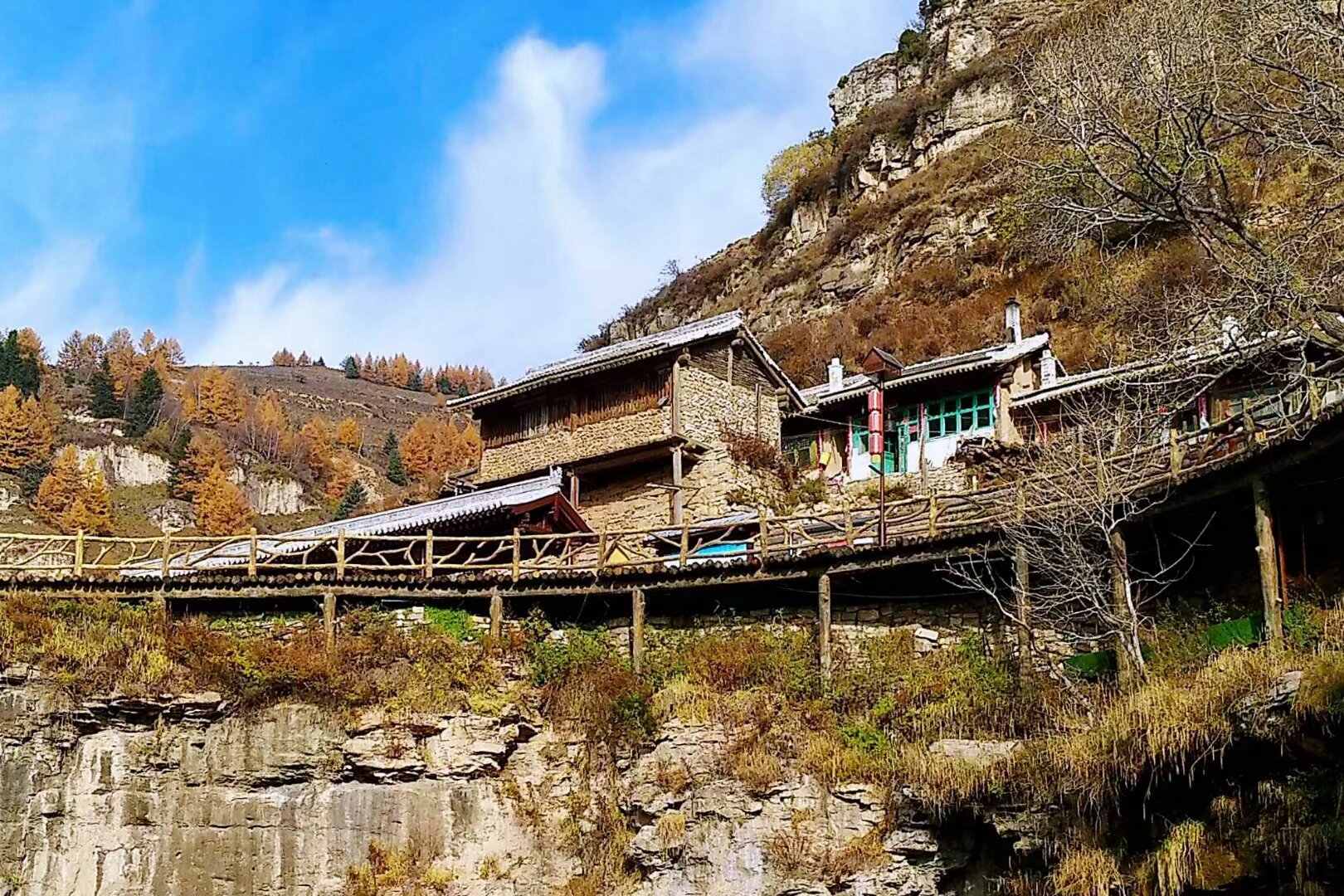 【景点安利】「宁武悬空村」 悬空村,位于山西省宁武县的芦芽山风景区