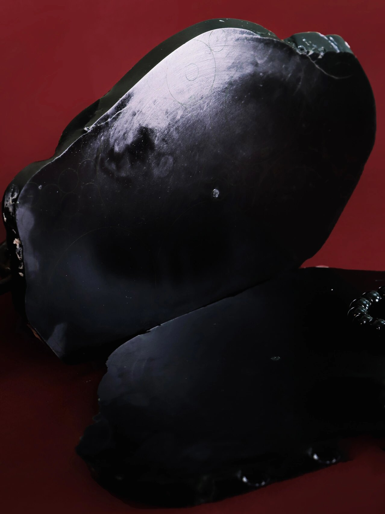 有一种玉,它属于青玉,但是它看起来并不是青色,而是黑色,这就是黑 ..