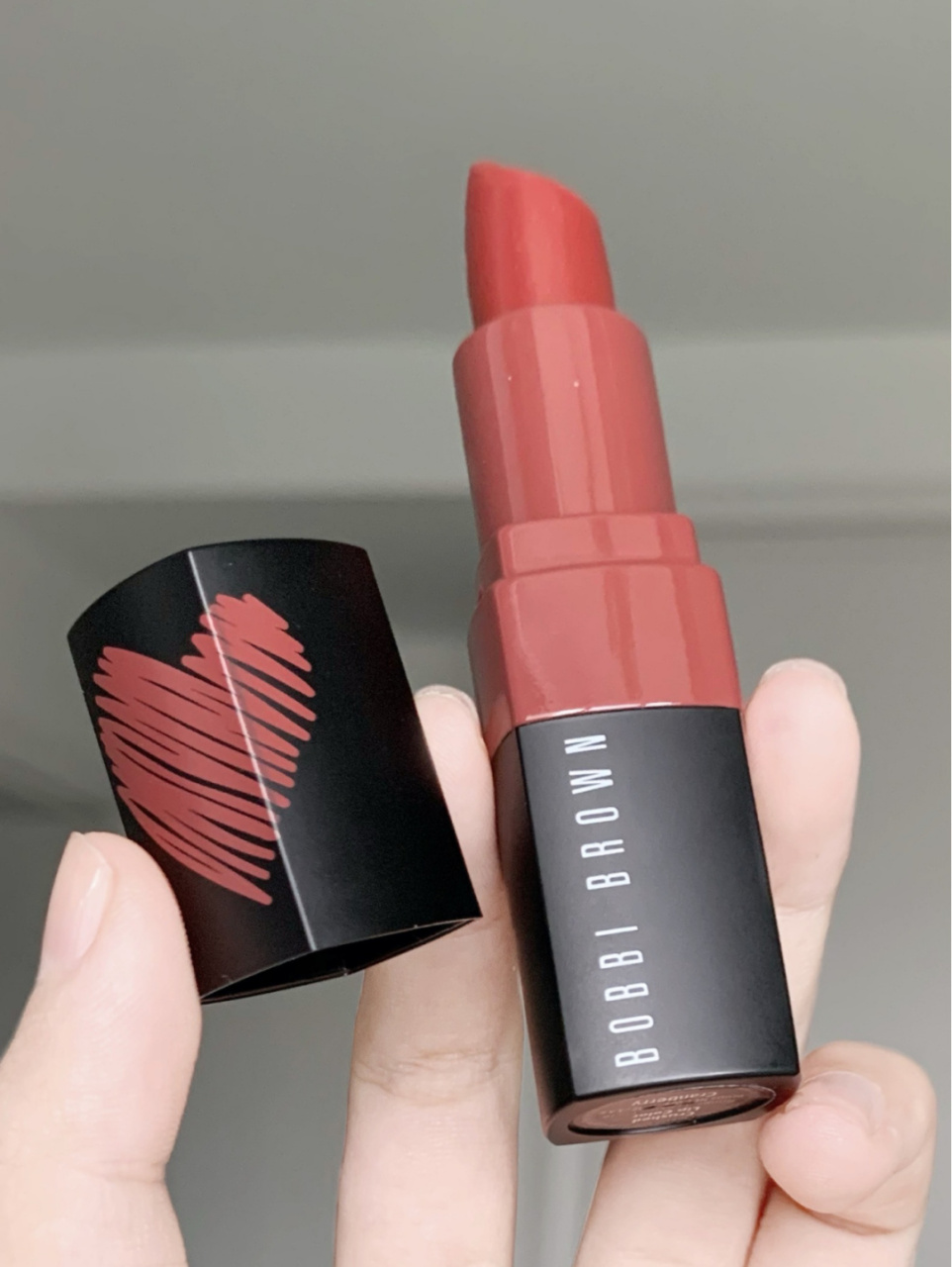 bobbi brown的黑管唇膏 膏体是比较清透的质感 显色度也不错78