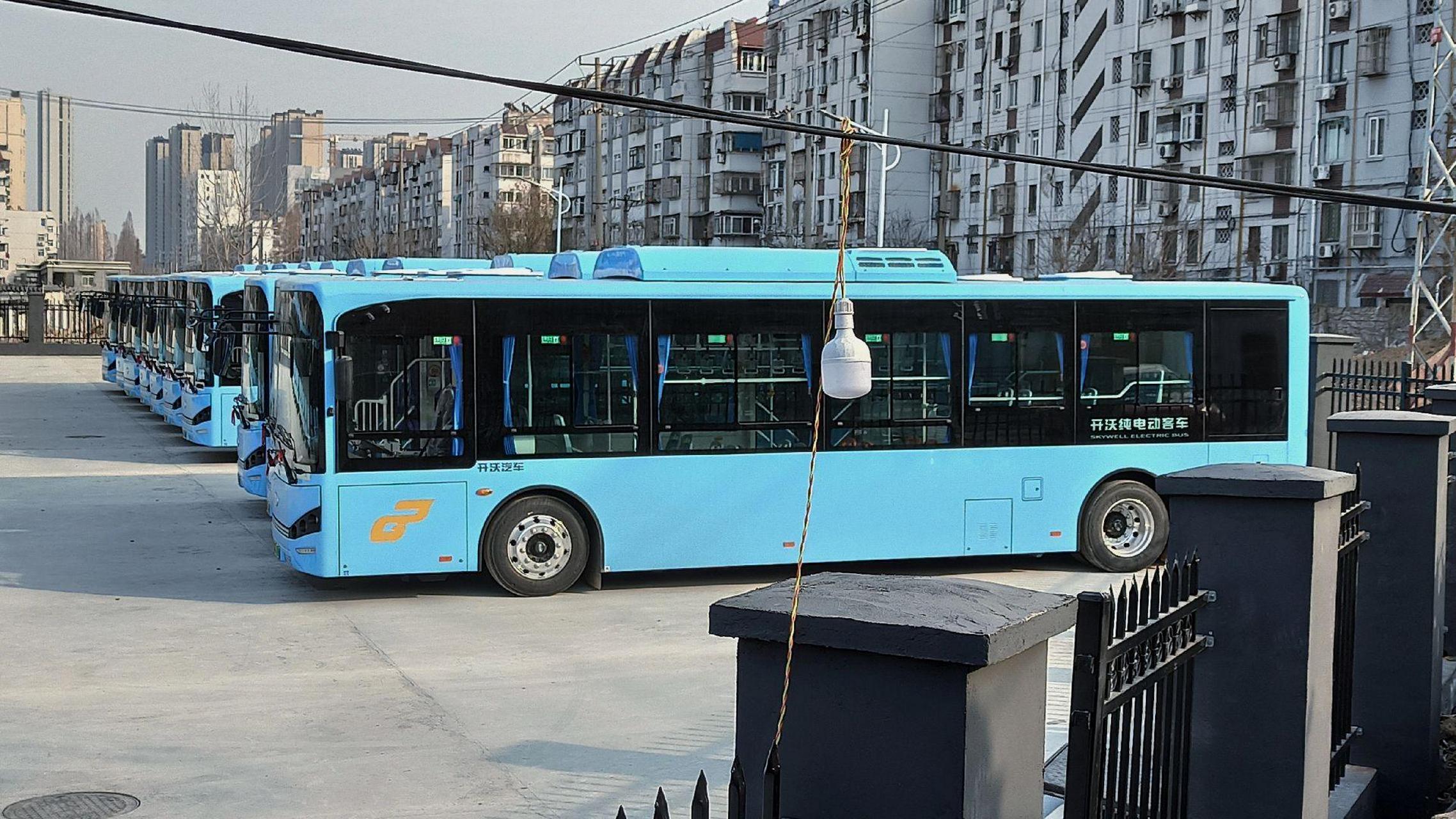 徐州公交 在停车场等待上线运营的十米纯电动新车:开沃njl6100ev80