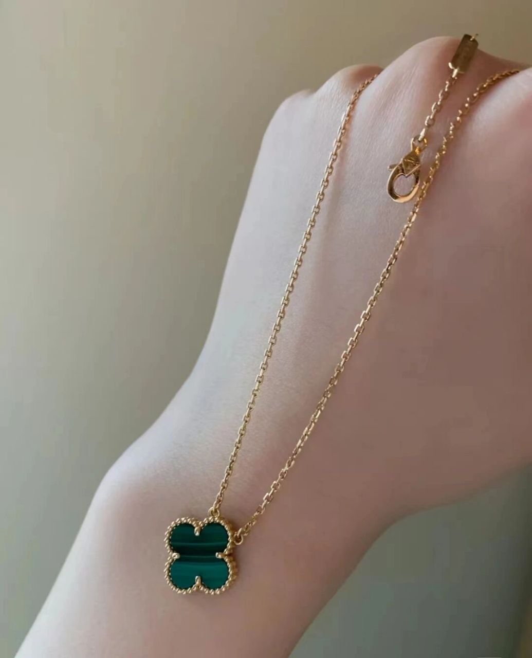 梵克雅宝四叶草项链六种颜色小分析 今天给大家分享梵克雅宝四叶草