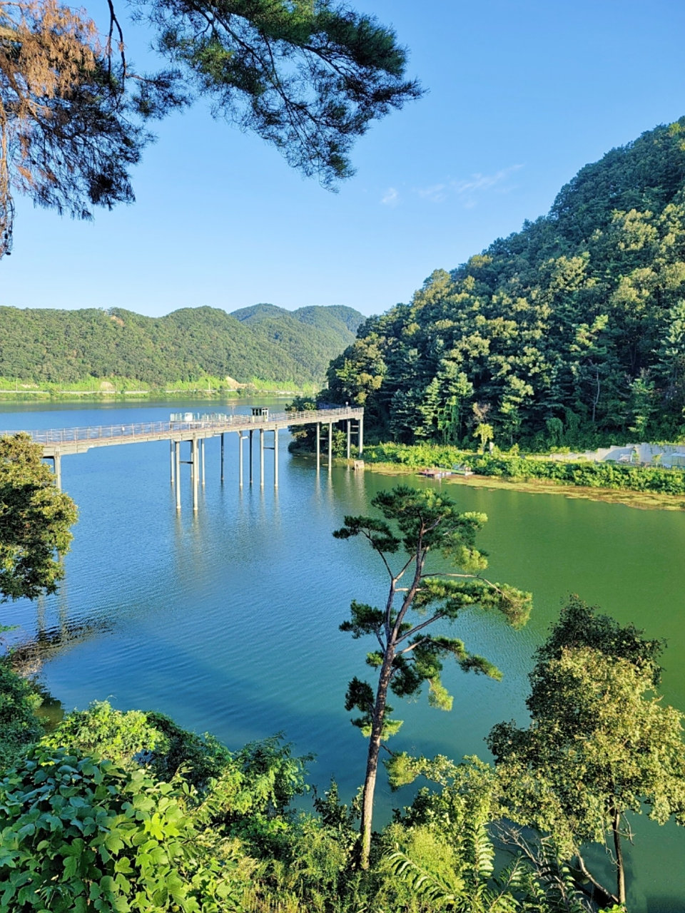位于北汉江及其支流昭阳江汇合处,春川盆地中部.