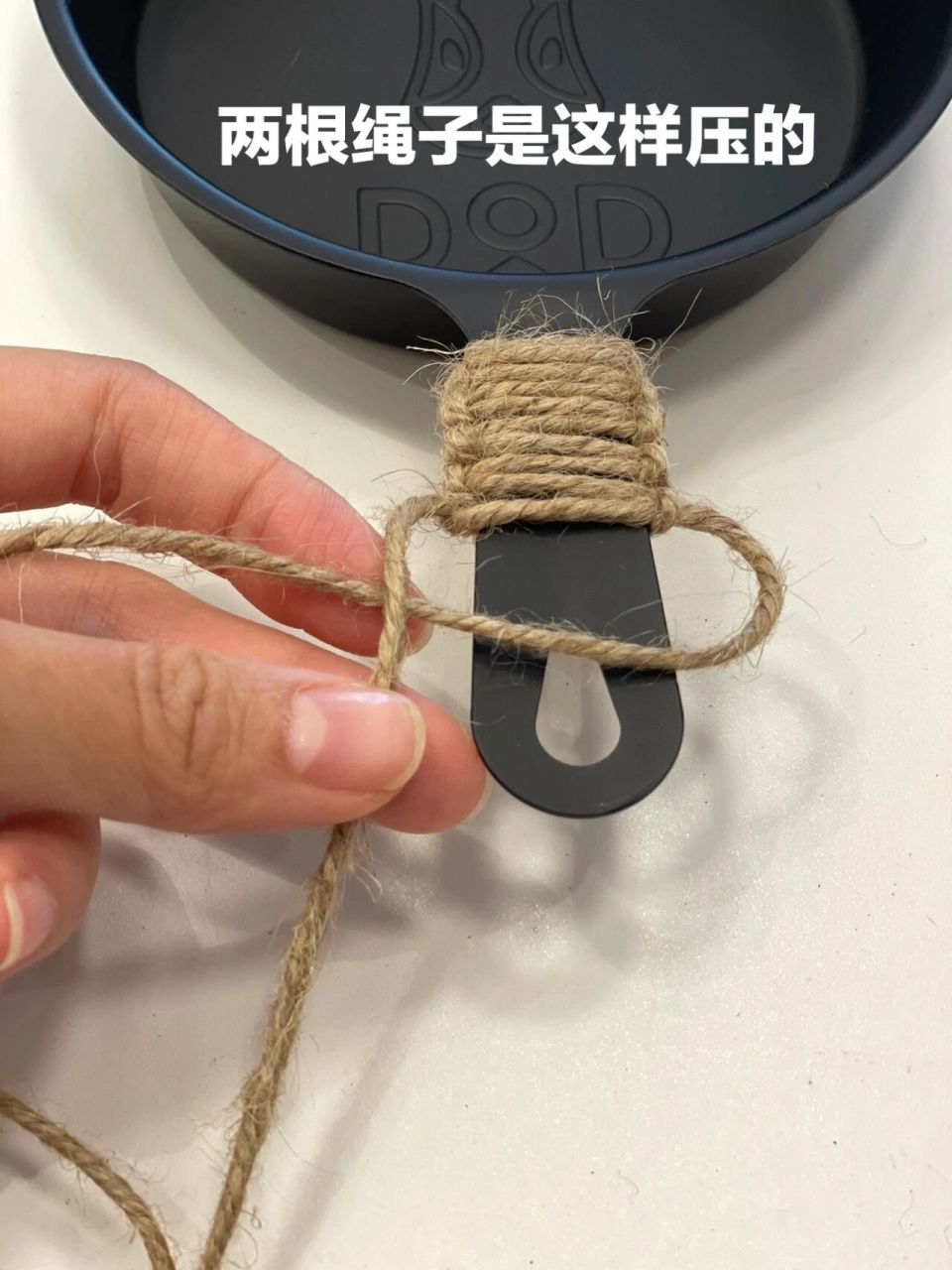 教你绑绳子 只需要用一根麻绳,像小时候编手链那样把手柄包裹起来,太