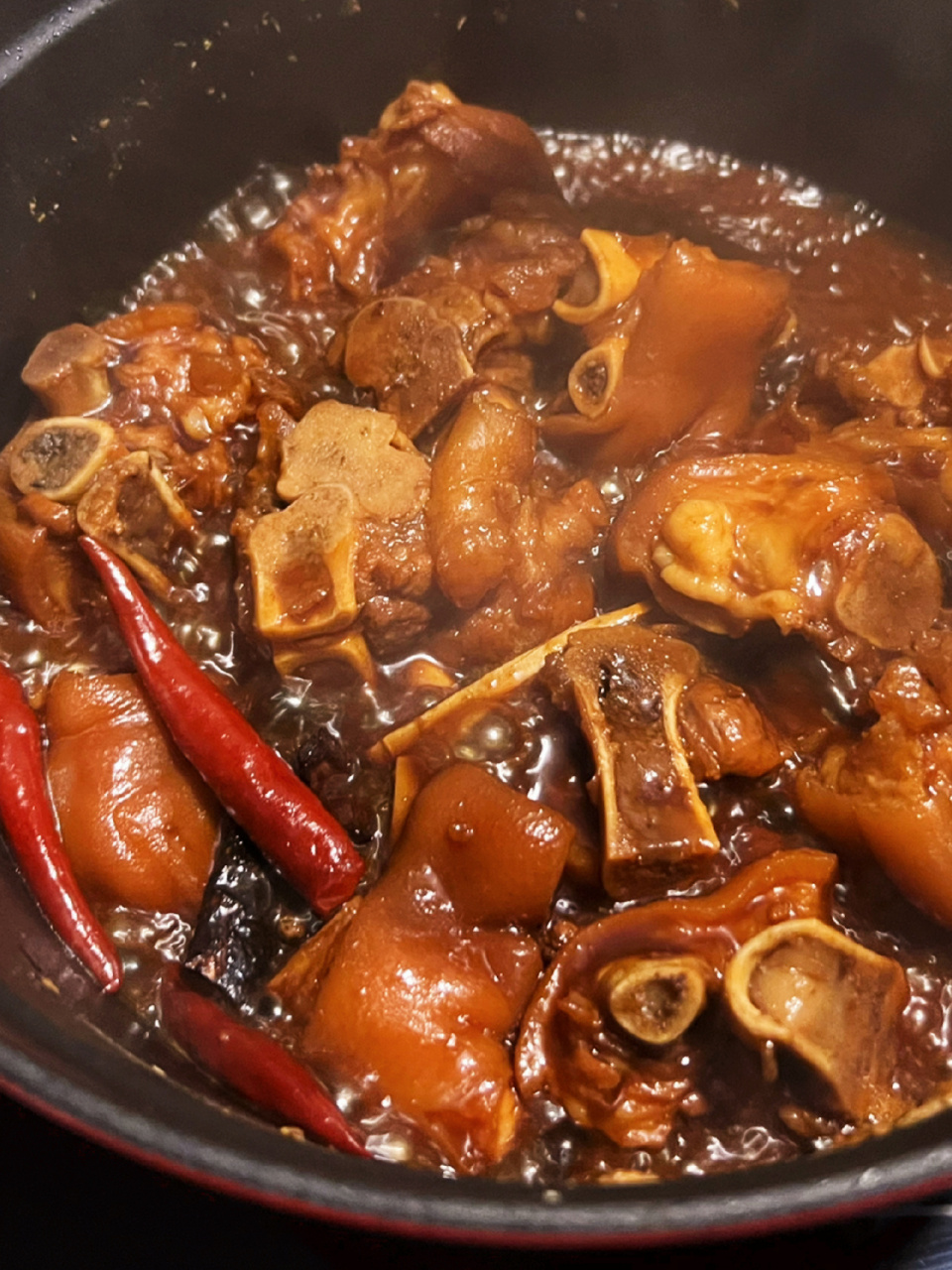水开之后,猪蹄捞出,再