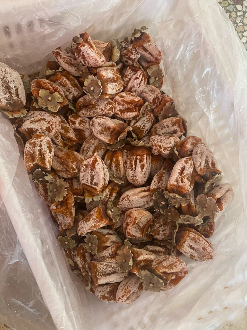 柿饼这是发霉了嘛90 有好多朋友问柿饼是发霉了嘛,要不要洗一下