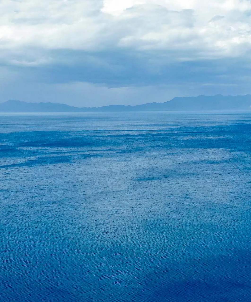 拥有像宝石一般纯净的蓝色是这座高山湖泊最大的招牌