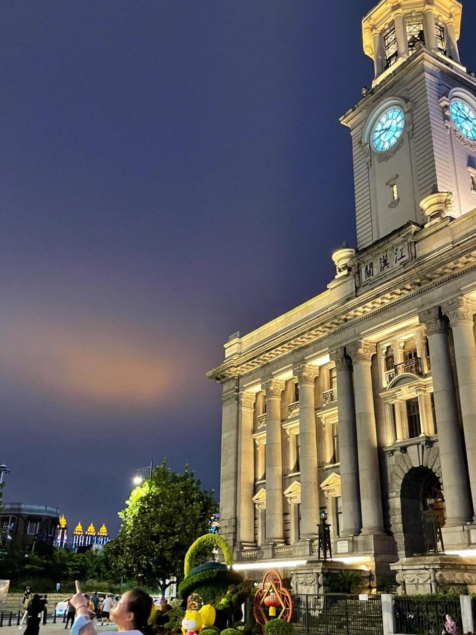 武汉旅游必去地之江滩 坐地铁到江汉路b或c出口,出来就是步行街,一个