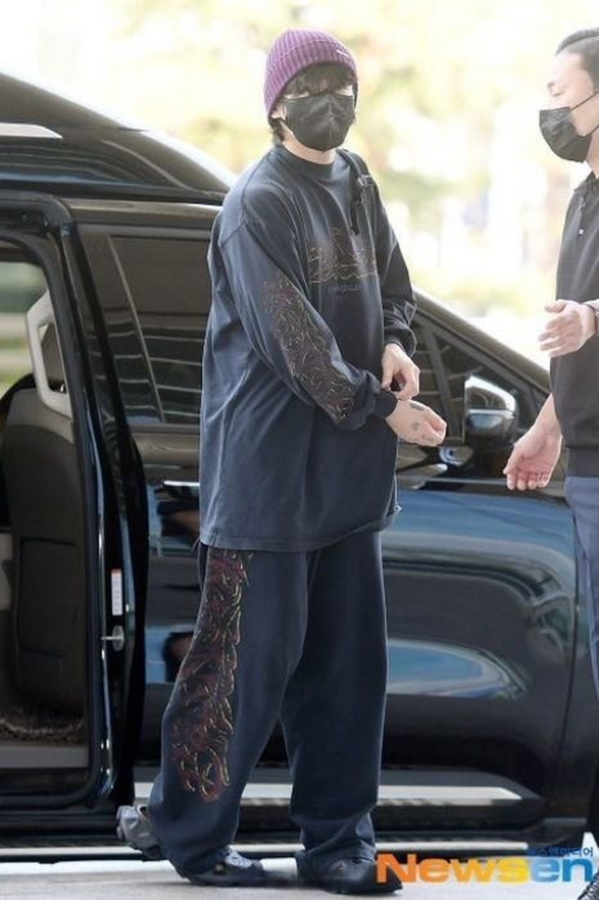 防弹少年团曾经的两大门面金泰亨,田柾国最新机场照,这是相约一起发福