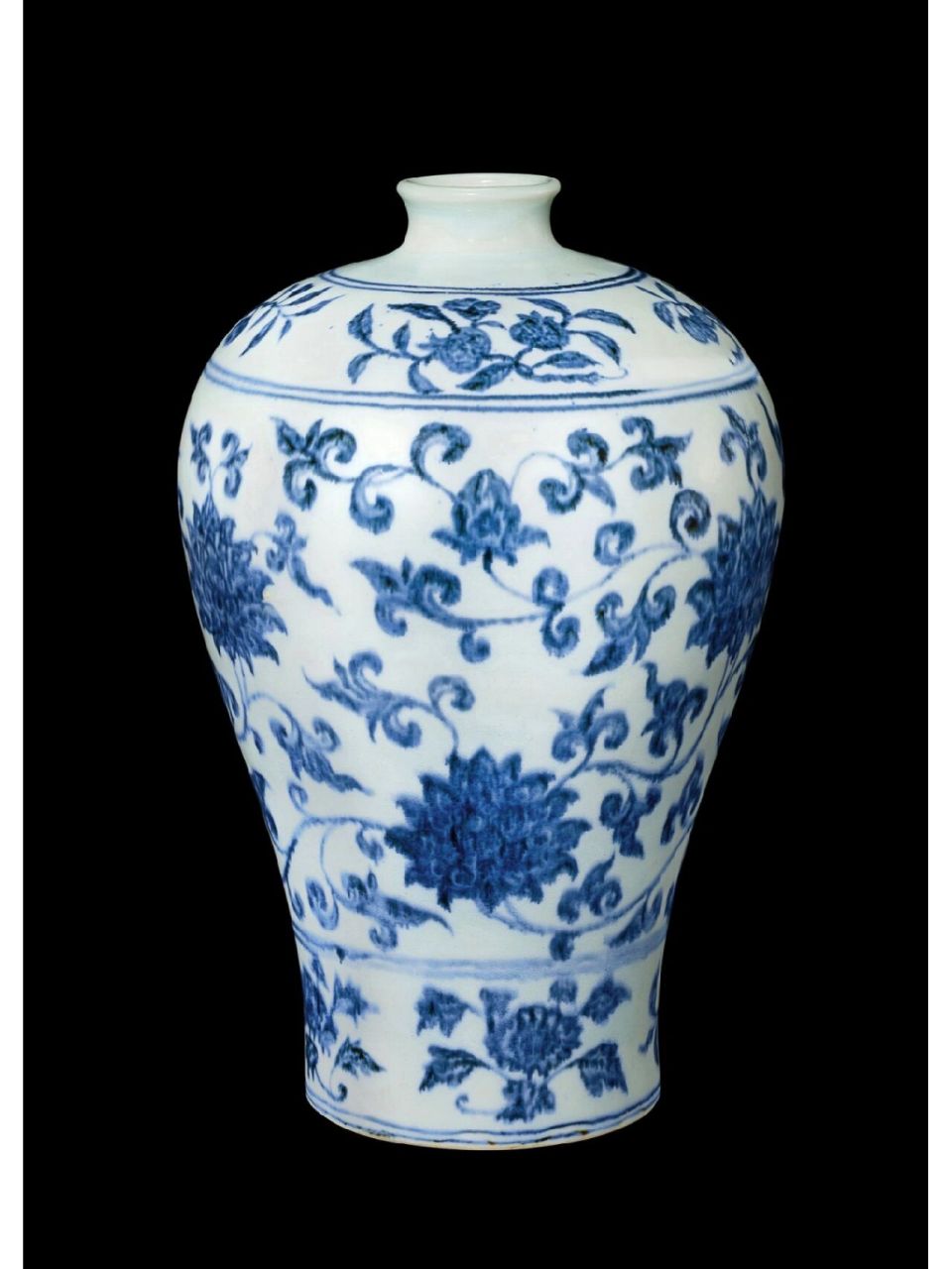 明永乐 青花缠枝莲纹梅瓶 莲纹梅瓶自景德镇产青花瓷以来便有烧造,然