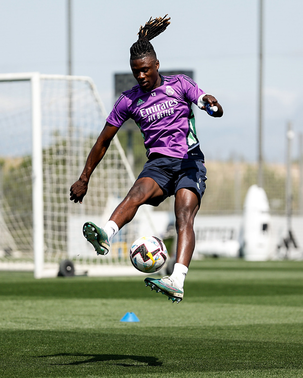 卡马文加今天参加了训练,左膝没有上绷带等保护措施,这对于他能否参与