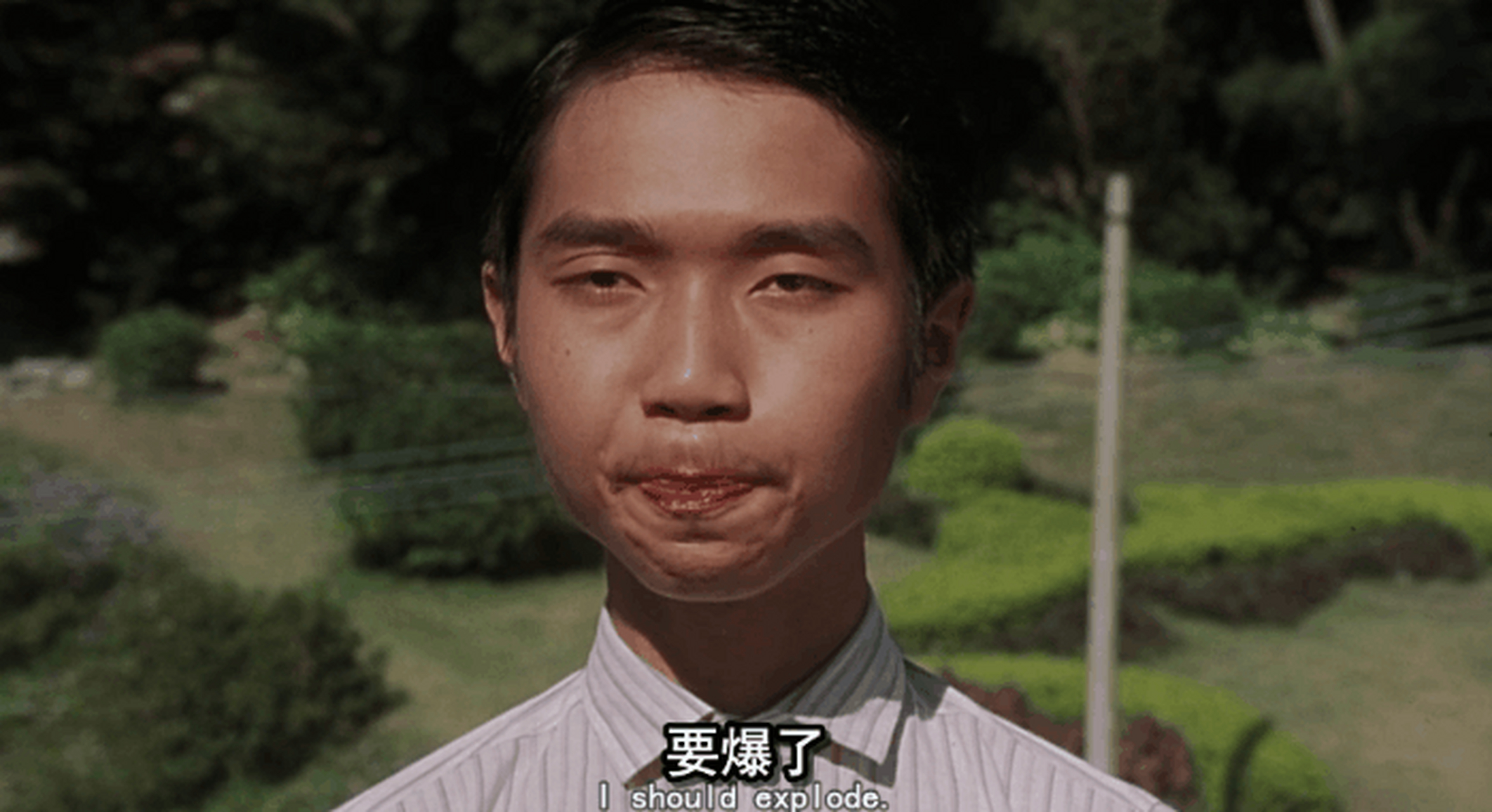 酱爆原名何文辉,他在被周星驰发掘之前,是一名音乐人,周星驰在面试