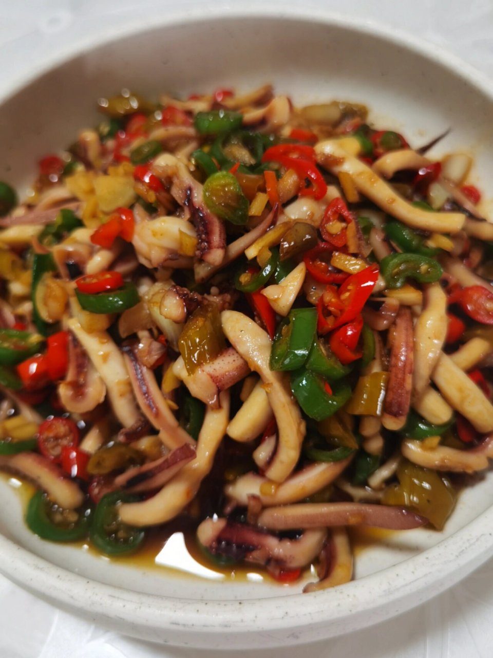 爆炒鲜鱿鱼,酸辣够味,我怕你家米饭不够炫 有个很神奇的事情,干鱿鱼有