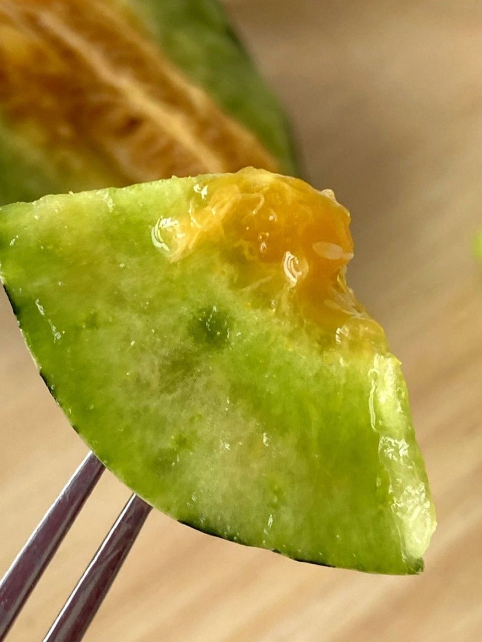 这个瓜超市里叫玻璃翠,其实就是博洋9号甜瓜,除了花皮外表,其他都和