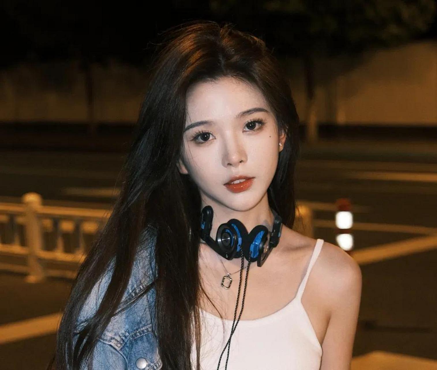 就想知道耳机是什么牌子的呀彭十六elf