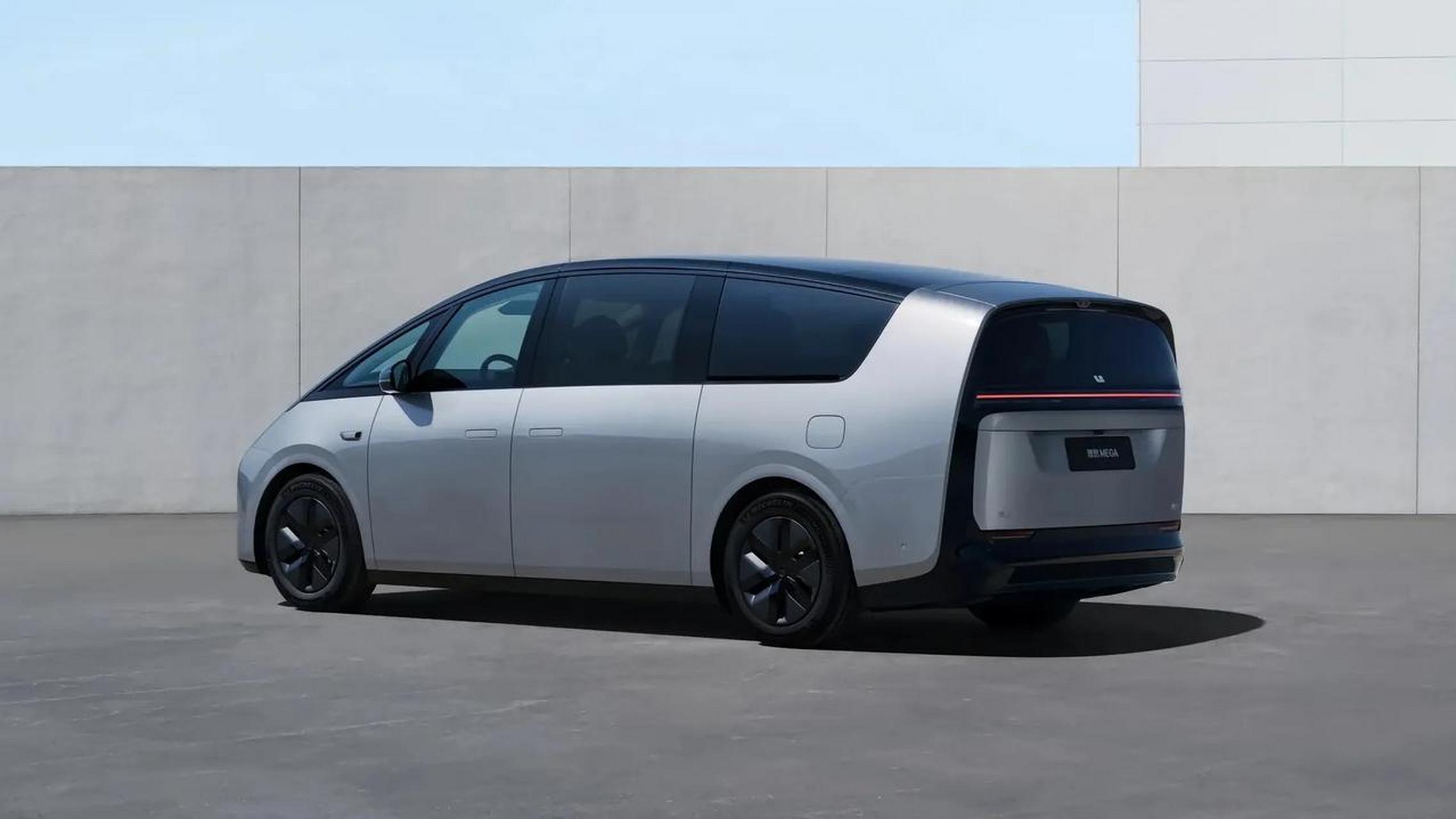 理想商务车mgea惊艳亮相,有七座版和八座版,八座也能实现vip座椅所有