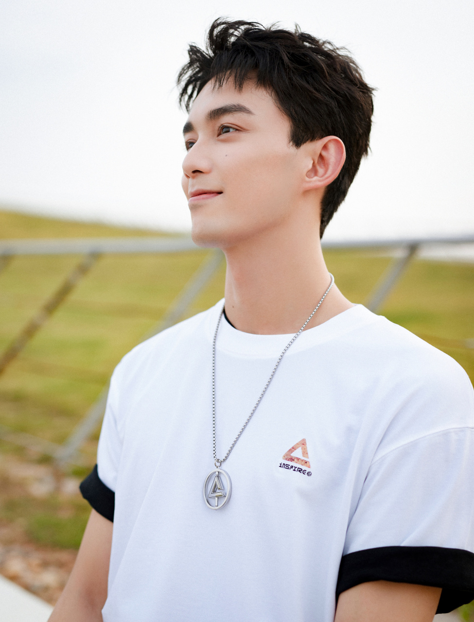 少年奔跑穿越光阴,将满载的青春投掷.吴磊leo