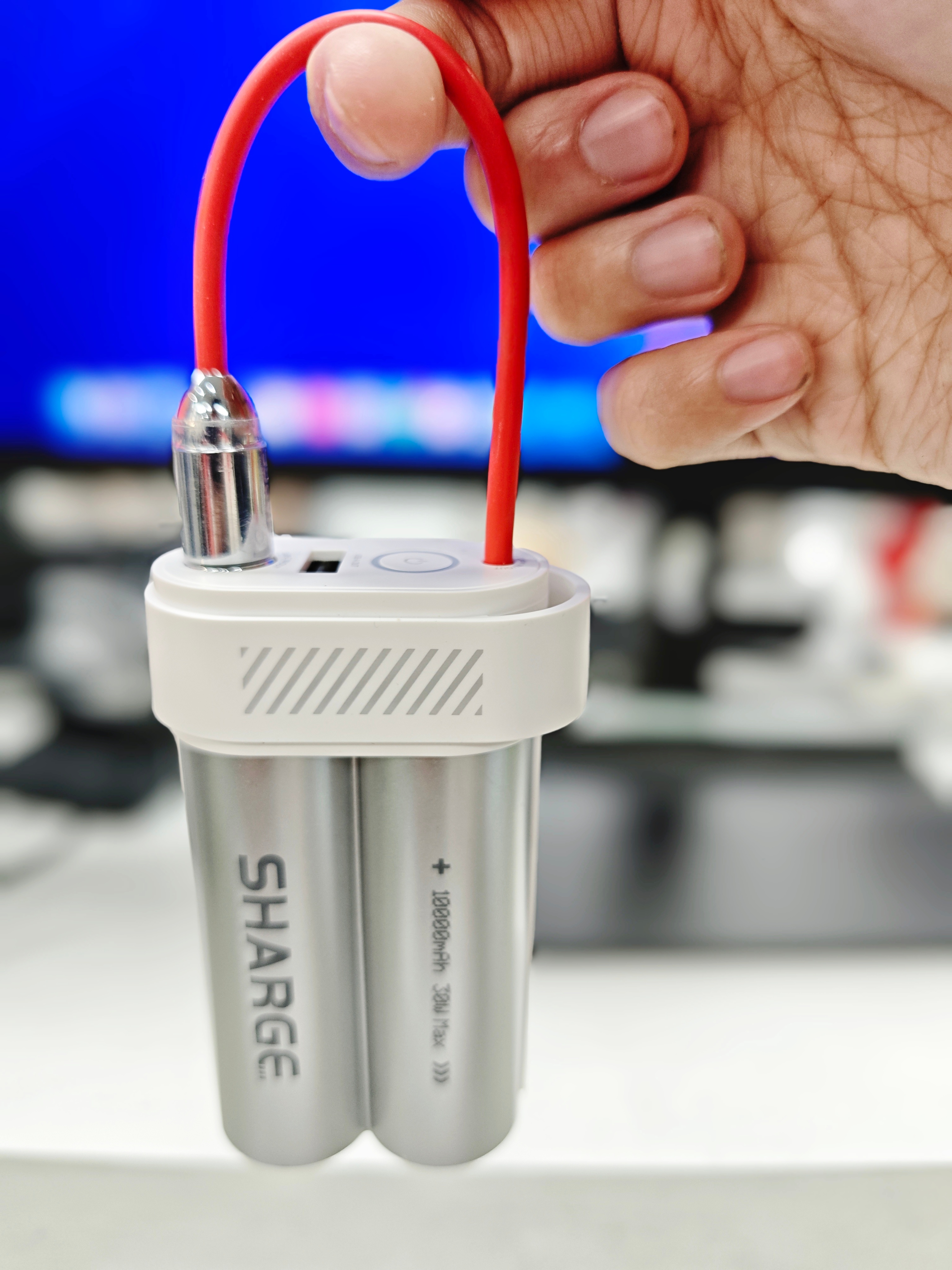 再加上1a1c口就可以充3个设备,最高支持30w充电再加上10000mah的容量