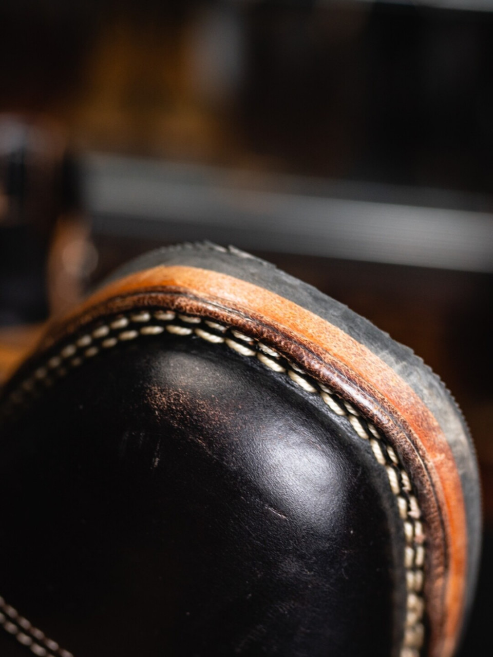 wesco工装靴1年旧化效果 快一年了,穿的不多,旧化不明显,微微茶芯吧