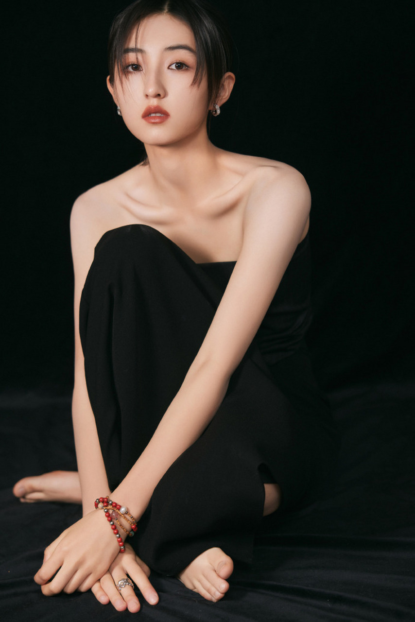 张子枫戴了安然的手链# 被今天的张子枫狠狠戳到心里了,她带了安鹊哪