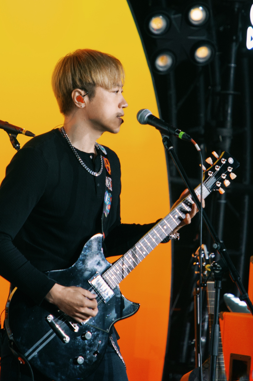 面孔乐队# 昨晚上海现场 聆听·月光歌会 @面孔陈辉02  摄影鼓手