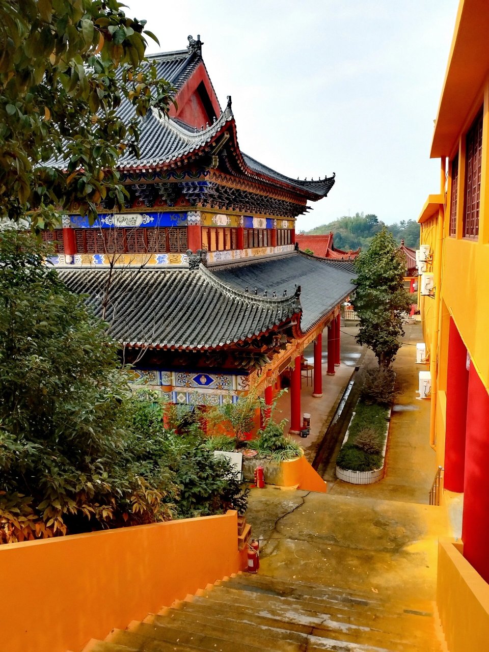 古建筑的丽水青云寺 最近新刷的漆很好看,我喜欢建筑构造的花纹,很