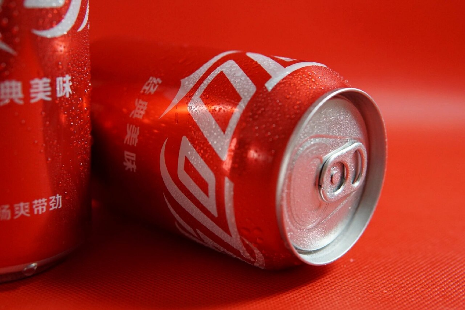 静物拍摄|可乐|罐装饮料|宅家拍大片 设备:sonya6000 道具:台灯两个